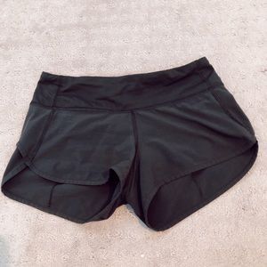 Lululemon black speed up shorts 2.5”